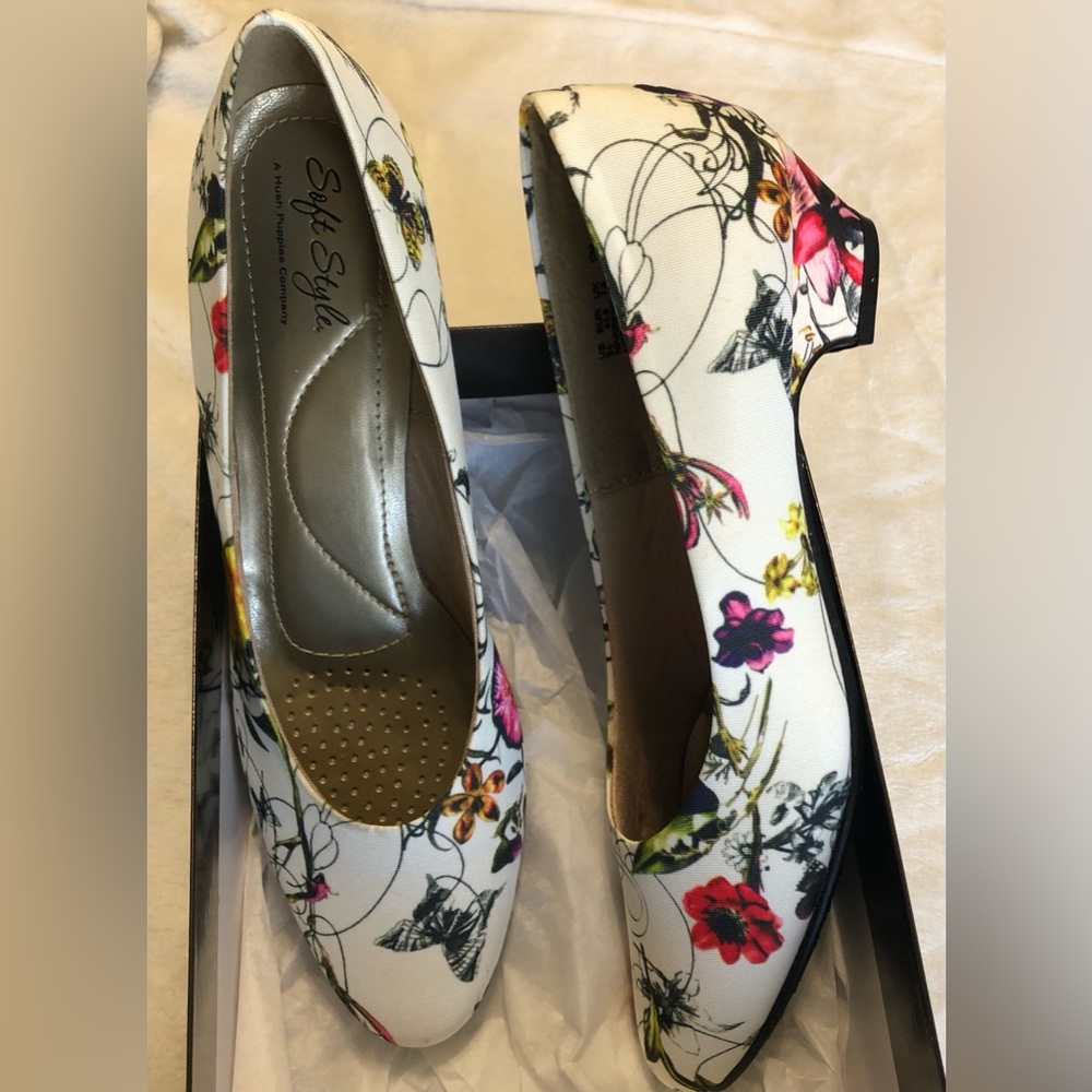 Soft Style A Hush Puppies CO. NEW in BOXSize 9.5 White Spring Red and Pink Heel